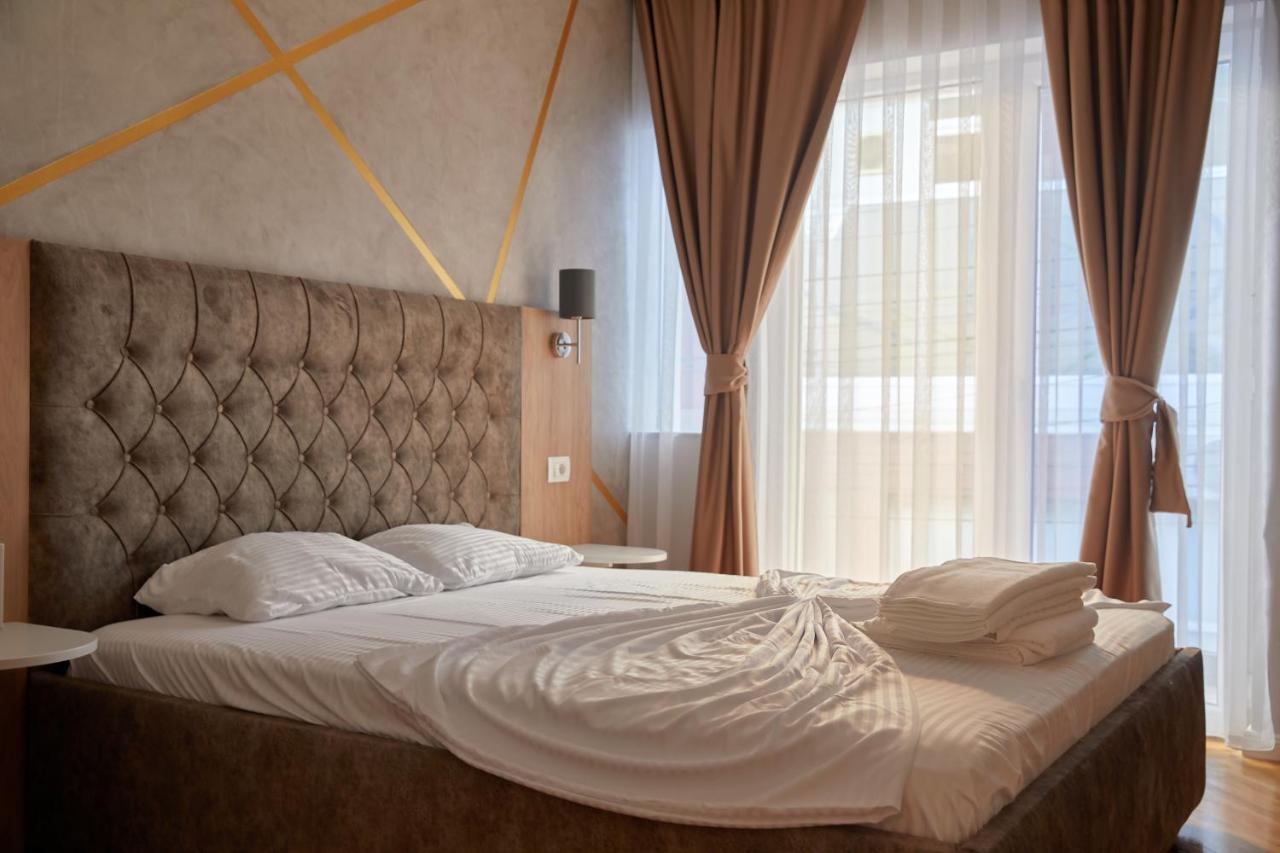 Amico Hotel Pristina Exterior photo