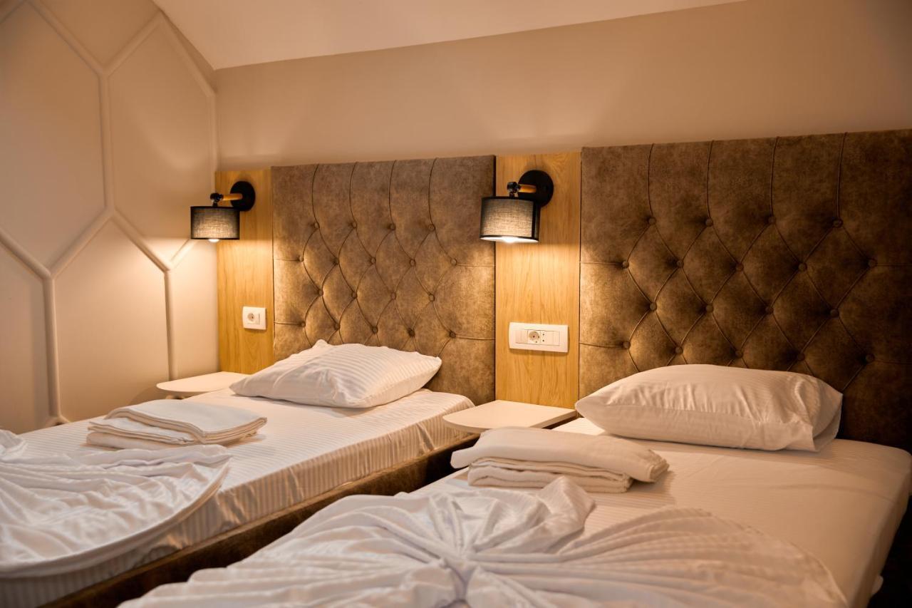 Amico Hotel Pristina Exterior photo
