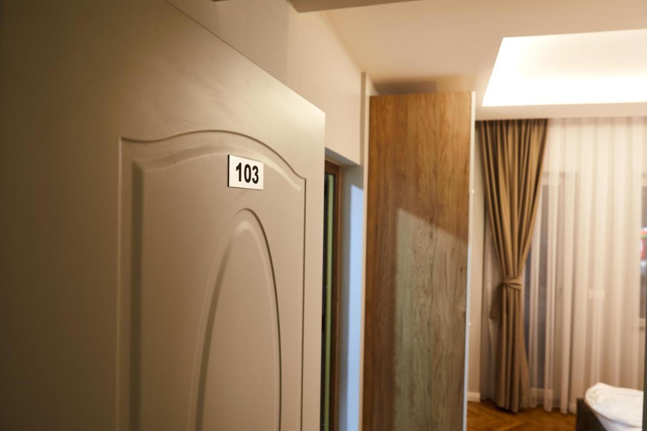 Amico Hotel Pristina Exterior photo